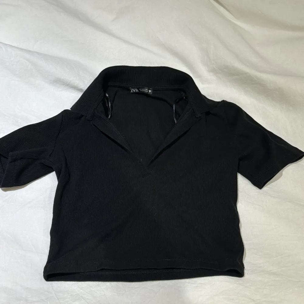 En fin svart tröja med krage från zara. Tröjan är i en kort modell och passar till allt!. Tröjor & Koftor.