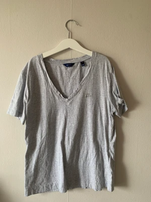 Grå gant tröja - Har knappt använt den så den är i nyskick!! Orginal pris är 400