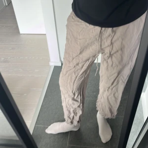 Linnebyxor  - De är inte strukna för att jag har ingen strykjärn, definitivt längre när strykande. #HM #linnebyxor
