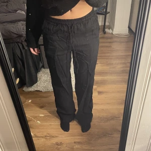 Linnebyxor - Svarta linnebyxor från zara i storlek small. De har fickor i bak. Långa i benen! 