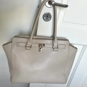 Don Donna väska  - Rymlig väska från Don Donna med flera fack! Tillkommer axelremmar för förlängning. Väskan har tecken på användning men är annars i bra skick!💫   Mått: Längd 45 cm, Höjd 30 cm, Bredd 15 cm 