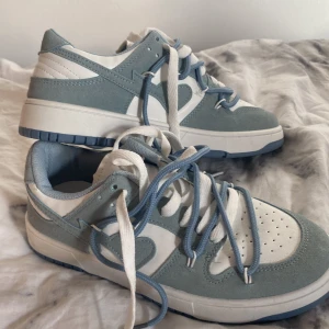 Skor  - Hej jag säljer nu mina skor ja aldrig använt🫶 har storlek 37/38 men är pyttelite försmå för mig 💕 köparen står för frakten!!