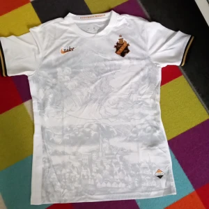 Aik 2023 stockholm edition - Säljer nu denna väldigt eftertraktad aik tröjan. Släpptes 2023 endast för betalande medlemmar, och är slutsåld överallt. Tröjan är i perfekt skick, har aldrig haft på mig dem. Medium storlek. Pris kan diskuterar