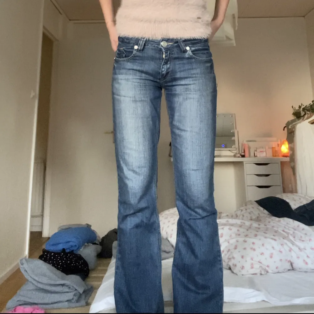 säljer dessa sjukt snygga lågmidjade Viktoria beckham jeans i mycket bra skick, då de inte kommer till användning ❣️ hör av er angående frågor om mått osv ❤️‍🔥. Jeans & Byxor.