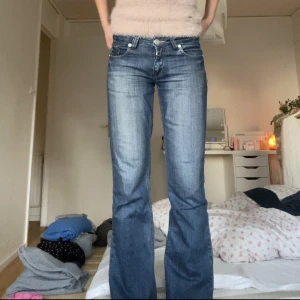 Victoria beckham jeans - säljer dessa sjukt snygga lågmidjade Viktoria beckham jeans i mycket bra skick, då de inte kommer till användning ❣️ hör av er angående frågor om mått osv ❤️‍🔥