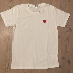CDG tshirt  - Helt nya CDG T-shirt i storlek XL. Men passar L perfekt. Skick 10/10 aldrig använd bara testad🤩