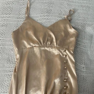 Maxi klänning  - Fin maxi klänning. Bra skick. Använt en gång. Storlek S. Originalpris 399 kr. Säljer för 129 kr. 