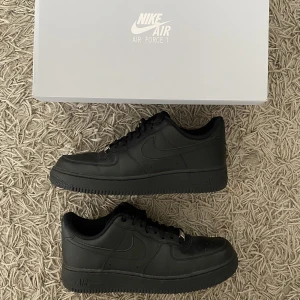 SVARTA AIR FORCES💯💯💯😤😤 - Knappt använda svarta forces storlek 43 för stora för mig🙁🙁😔Real swag shit #hauntedmound 🇮🇪🇮🇪🤭💯😝😤 kan gå lägre skicka bud U already know😎💯Ända flaw är att dom är mini lite creasade och insoles är borta💯