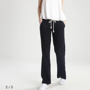 Roxy Linnebyxor - Säljer mina lågmidjade Roxy linnebyxor i helt nytt skick! Slutsålda online❣️ De är små i storleken så passar även M. Kan gå ner i pris vid snabb affär.