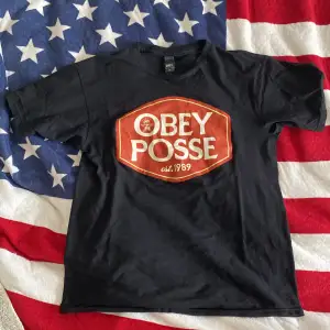 Tjena säljer denna fina t-shirten från obey. Har aldrig använt den och nu är den för liten för mig  Storlek M Är helt ny Vid frågor eller intresse skriv 
