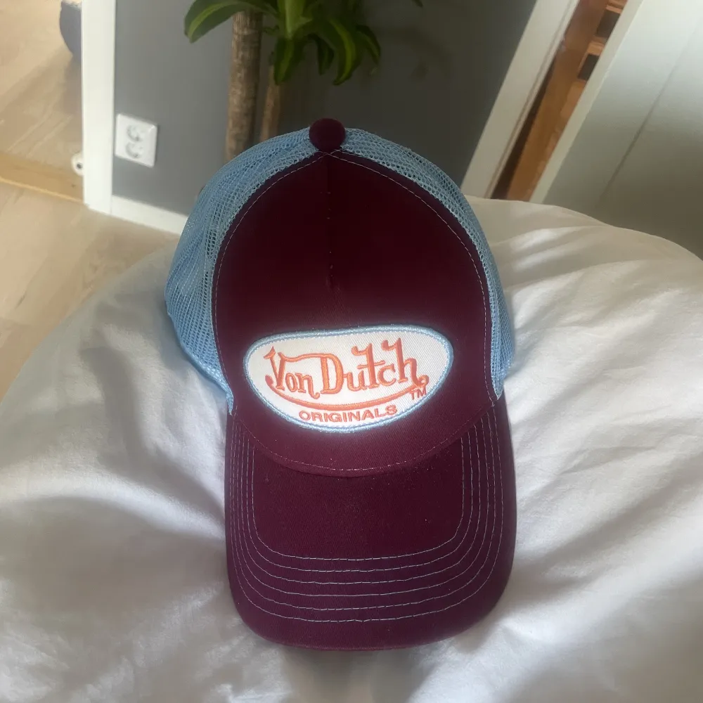 En jättesnygg keps från von dutch. Den är vinröd och blå. . Övrigt.