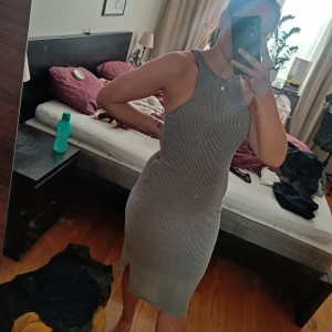 Ribbad klänning  - Superfin, mjuk ribbad klänning från Bik Bok. Storlek S. Svart underkjol så blir ej genomskinlig. Knappt använd då den är något stor för mig upptill ☺️