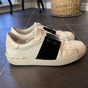 Valentino skor  - Valentino garavani i storlek 43. Använt skick men inga deffekter, sliten insida men inget som märks av vid användning. Dustbag & kartong medföljer. Skriv vid fler frågor, säljer åt en vän ☺️