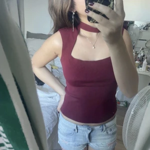 Topp Zara - Säljer denna zara topp då den var för stor för mig. Helt slutsåld och i bra skick. Hör av er vid fler frågor. I storlek M men passar även s 