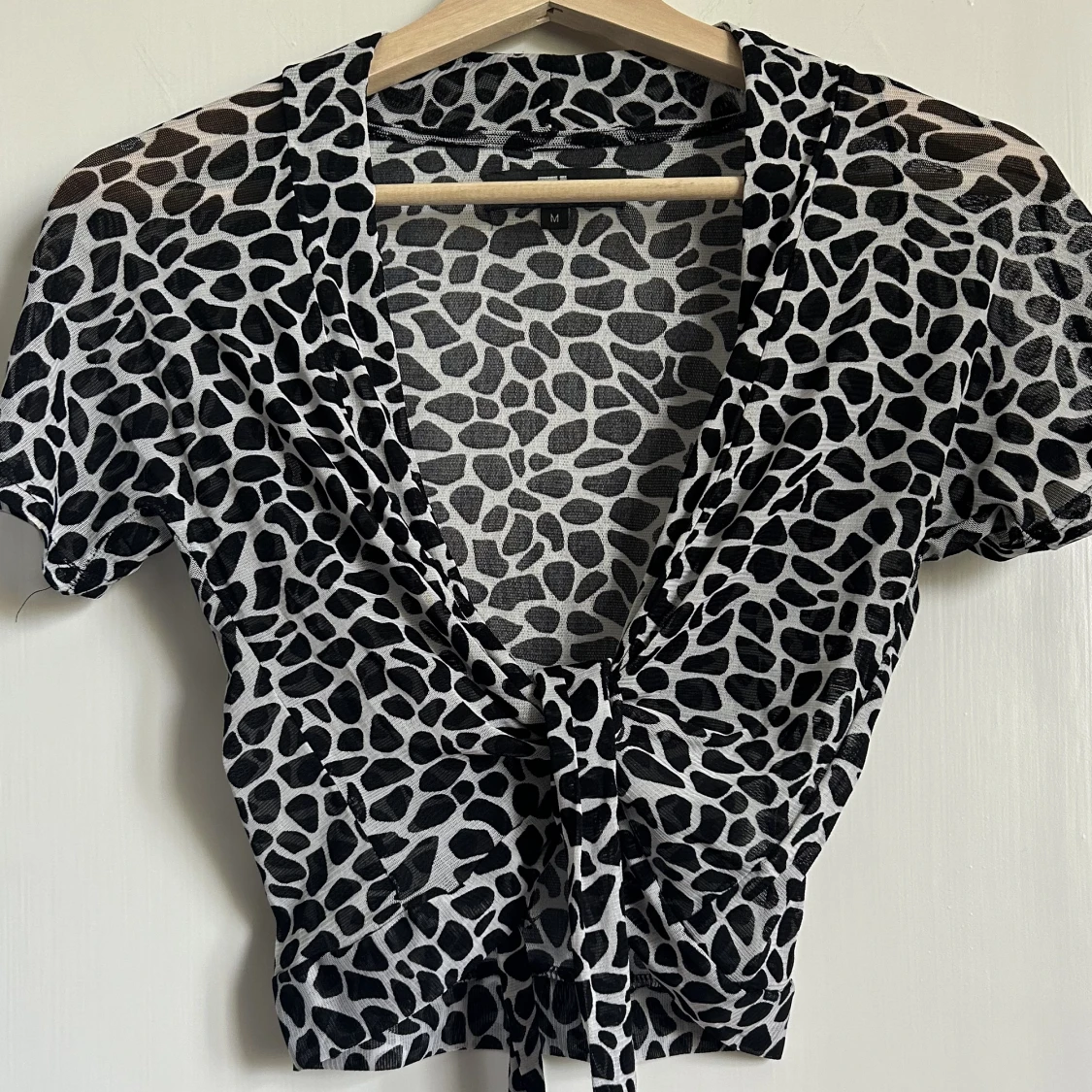 Knytbar blus i svart och vitt  - 90