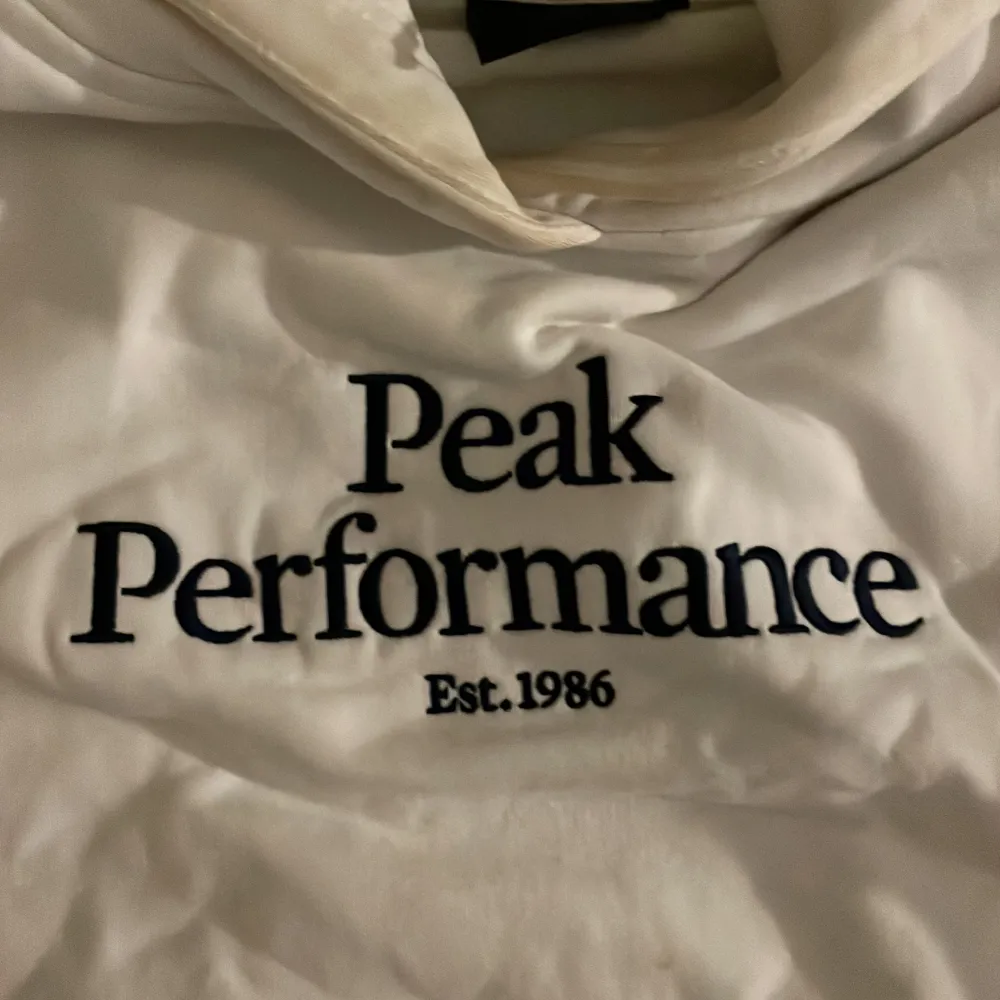 En jättefin vit Peak Performance hoodie. Köpt för 599kr säljer för 250kr. Storlek 160-165cm. . Hoodies.