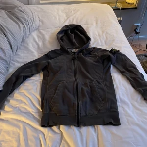 Stone island zip hoodie - Skitsnygg hoodie som inte kommer till användning längre  Köpt för 1000kr  