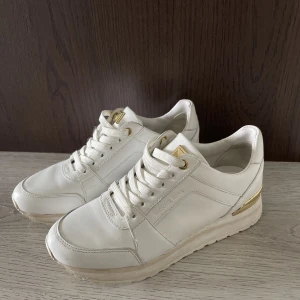 Michael Kors sneakers  - Michael Kors sneakers som endast använts fåtal gånger.  Skorna är i vitt läder och är i storlek 36