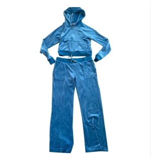 Juicy tracksuit - Assnygg knappt använd juicy tracksuit. Byxorna (storlek m)  är low waist i modellen och koftan (storlek s) är lite croppad. Superbra skick endast testat den:)   Jag är 170 cm  Köparen står för frakten:)