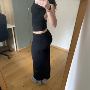 Svarta kjol  - Svarta kjol som kommer inte till användning 💞