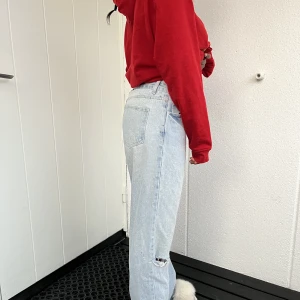 Ripped baggy jeans - Riktigt snygga oversized jeans med fin jeans färg😍 är beställt i L men passar dig som har S/M i storlek 