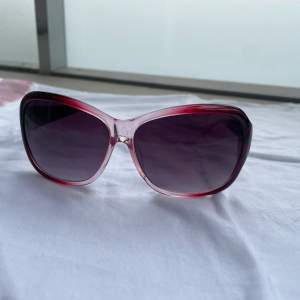 Snygga solglasögon med rosa båge som det lite mer neutral ut på ansiktet. De är lite repiga på skärmen där av priset. Kan skicka fler bilder på begäran☀️