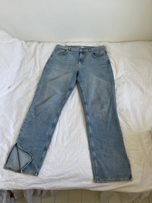 Jeans - Superfina jeans att ha oversized från gina tricot i storlek 46, skulle dock säga att dem är mindre i storleken. Säljer pga att dem nu är för stora för mig. Köpare står för frakt.