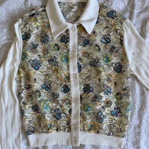 Vintage tröja - Jättesöt liten kofta, inget märke eller storlek men passar en Xs/S, lite kroppad 💕