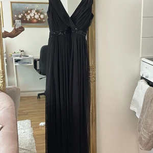 Balklänning  - Säljer denna fina festklänning från Nelly. PM för fler bilder