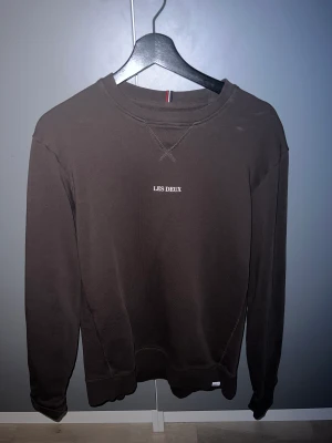 Les deux tröja - Nyskick. Endast testad. Inköpt för en månad sen. Storlek small.  Pris kan diskuteras. Hör av er ni har frågor eller vill ha fler bilder :) 