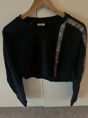 Gymshark tröja  - En croppad tröja från gymshark i tjockare material! Jättefint skick då jag knappt använt den. 