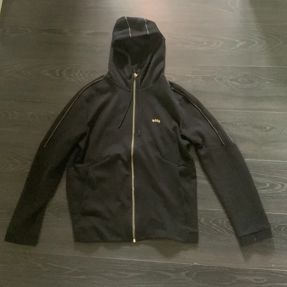 Säljer denna Hugo Boss zip hoodie i stl M pga att den är för liten. Är i väldigt bra skick. Kom dm för funderingar 😊 Nypris: 2000kr!. Hoodies.
