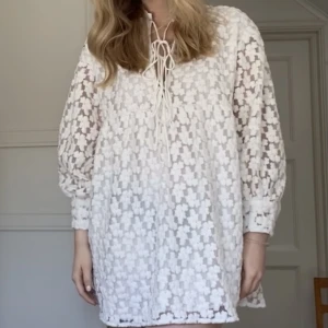 Studentklänning  - Såååå fin klänning, perfekt till studenten! Passar mig perfekt som vanligtvis har M! Säljer då jag har två i samma storlek🤍  Det är bara att skriva om du har frågor🤍