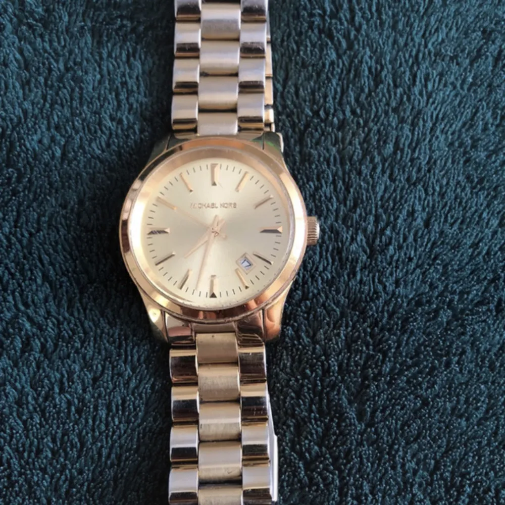 Är i stort behov av pengar så jag säljer denna fina klockan jag fick av min pappa för ett år sedan💗  Ny pris 1600:-. Accessoarer.