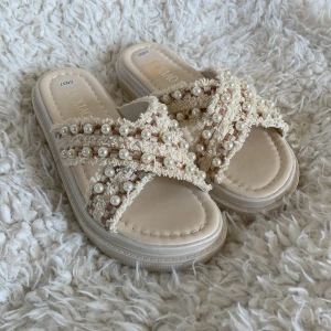 Söta Sommarskor🌸 - Supersnygga tofflor/skor! Perfekt nu till sommaren💞dom är köpta från shein och säljs pågrund av dom tyvärr för små. Dom är endast testade så man kan säga nyskick!💞