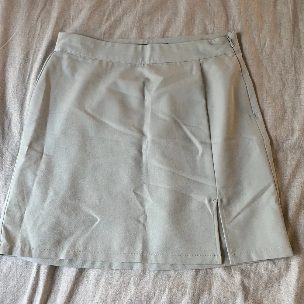En superfin grön kjol från vero Moda med en liten slits på låret. Andvänd 3-4 ggr och är i strl 36.  Skriv gärna om du har frågor🤩. Kjolar.