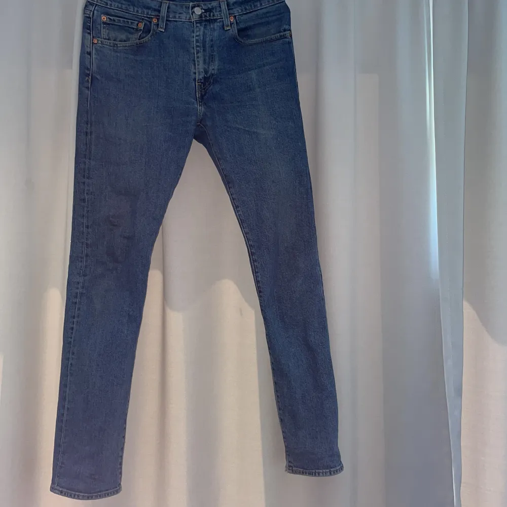 Levis 502 jeans i bra skick, dem är inte slitna då jag inte använt dem så ofta på grund av att dem är försmå. Storleken är W31 L34 och passformen är ungefär som Levis 501. Nypris är 1 299kr. Jeans & Byxor.
