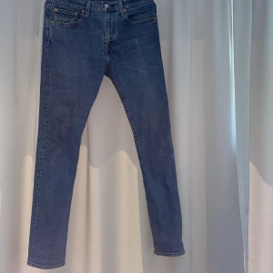 Levis jeans 502 - Levis 502 jeans i bra skick, dem är inte slitna då jag inte använt dem så ofta på grund av att dem är försmå. Storleken är W31 L34 och passformen är ungefär som Levis 501. Nypris är 1 299kr