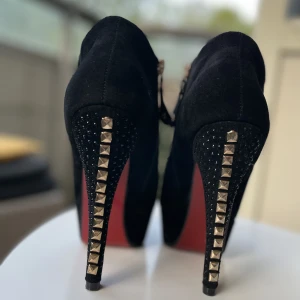 Platå klackar i stl 35 - Oanvända platå klackar med guld nitar i stl 35.