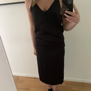 Satinklänning - Superfin svart satinklänning från h&m. Slits på båda sidorna. Vet inte riktigt om materialet framgår på bilderna men skriv gärna till mig för fler bilder.