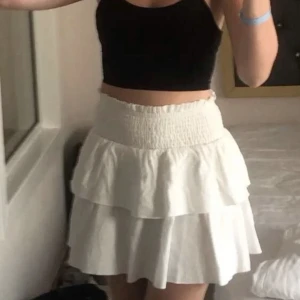 Kjol - Söt kjol som inte är genomskinlig, använt 2 gånger.