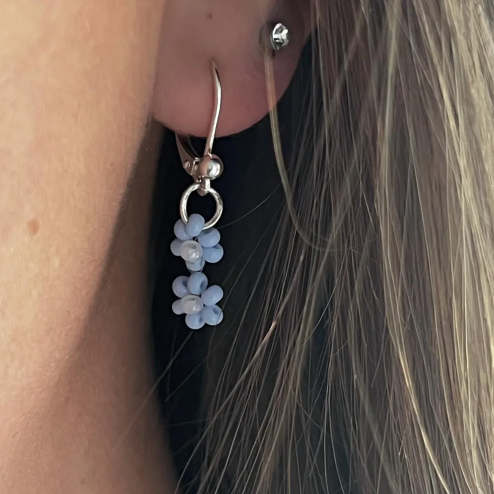 Handgjorda örhängen med 2 blåa blommor. Går att beställa blommorna i valfri färg.   35kr + frakt 16kr  Swish  Beställ annat via instagram A.N Smycken. Accessoarer.
