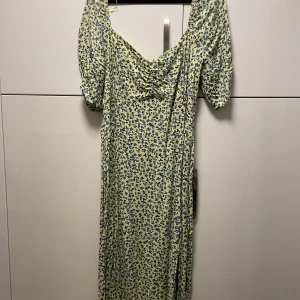 Blommig klänning - Köpt förra sommaren! Den har en slit vid benet! 