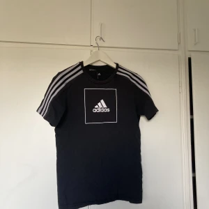 Adidaströja - Köpt secondhand men själv aldrig använt. Står ingen strl men skulle säga S. 