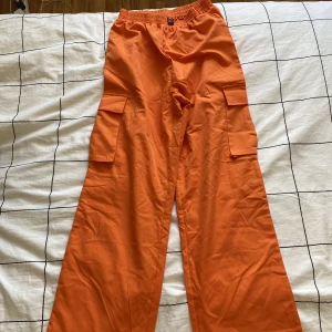 Orange cargobyxor - Säljer ett par orange cargobyxor från Shein i storlek S från Shein.