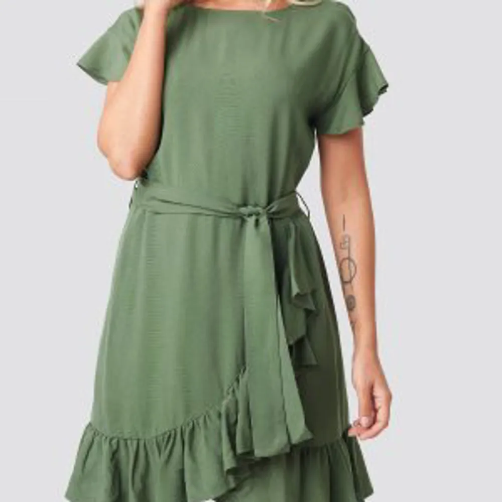 Grön klänning från AFJ x NAKD. Säljer då den tyvärr blivit för liten för mig.  Använd men i fint skick. Storlek S, köparen står för frakten.. Klänningar.