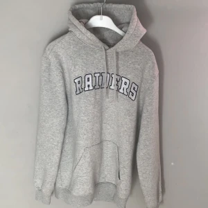 Hoodie från H&M - Säljer denna lite unika Las Vegas Raiders Hoodie som är inköpt ifrån H&M för 299. Tröjan är använd 2 gånger och är i toppskick. Pris går att diskuteras. Fråga på ✌️