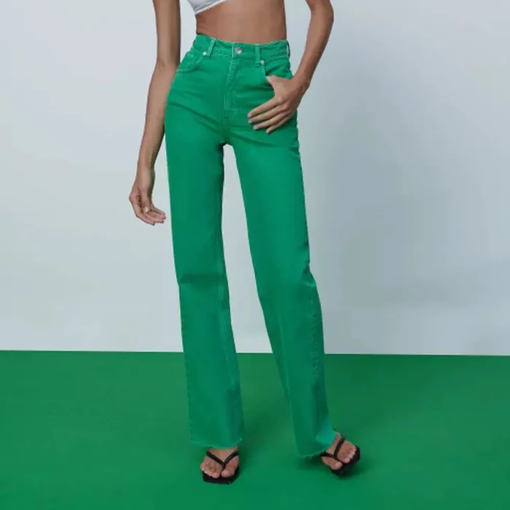 Gröna snygga jeans från zara, bara andvända ett fåtal gånger så i bra skick! (Lånade bilder). Jeans & Byxor.