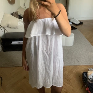 Klänning - Vit tunn klänning, aldrig använd (prislapp kvar på)