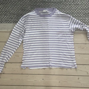 Monki randig långärmad tröja  - Som titeln säger är det en randig långärmad tröja från monki i bra skick, har använt den en del för att den är så bekväm men den är i fint skick fortfarande. Storlek: XS men passar mig bra fastän jag är S/M. 